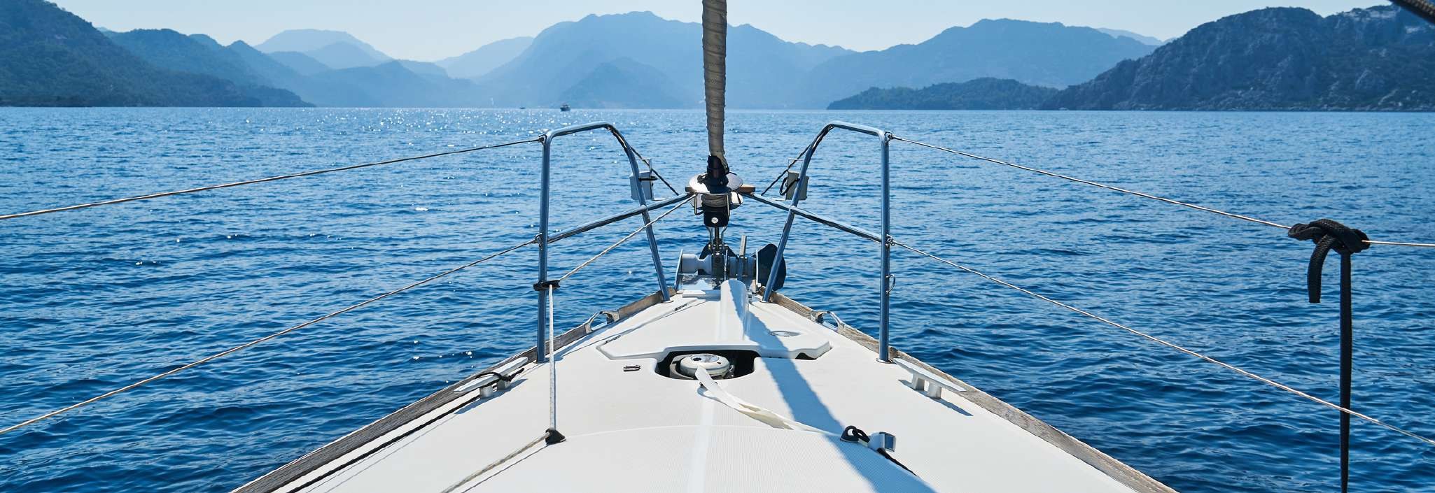Prua di una barca a vela in navigazione